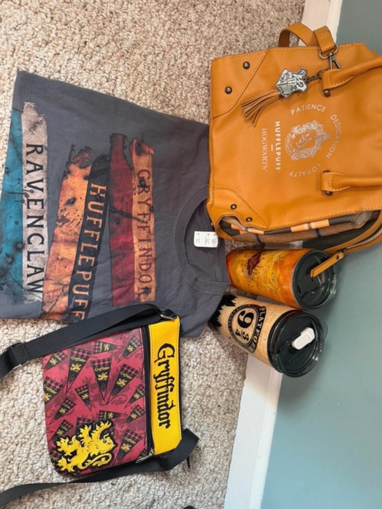 Wizarding World Of Harry Potter Handbags - Howarts bundle. Crossbody bag. Purse, Tshirt. Two travel cups. Lid broken on 1